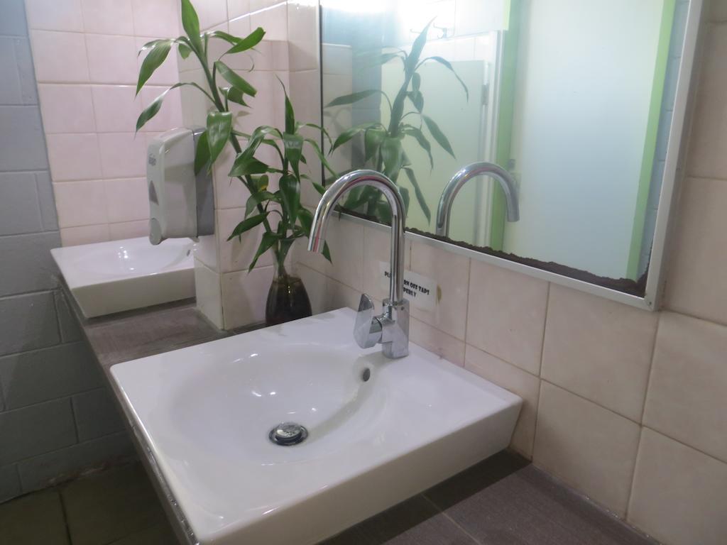 Хостел Asylum Cairns Share House Экстерьер фото
