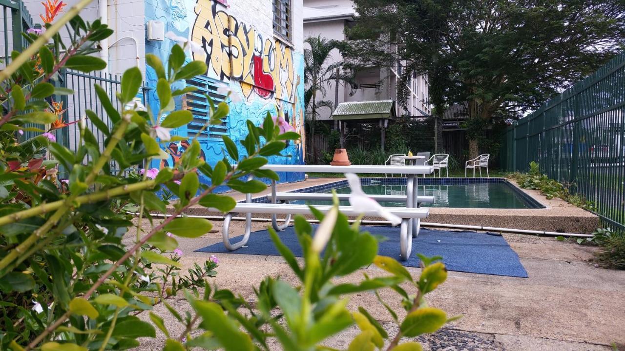 Хостел Asylum Cairns Share House Экстерьер фото